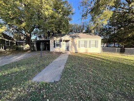 718 Coit St in Denton, TX - Building Photo