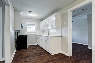 125 W Pecan Ln in Clute, TX - Building Photo - Building Photo