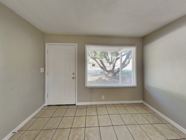 1301 Sandy Ln in Clearwater, FL - Foto de edificio - Building Photo