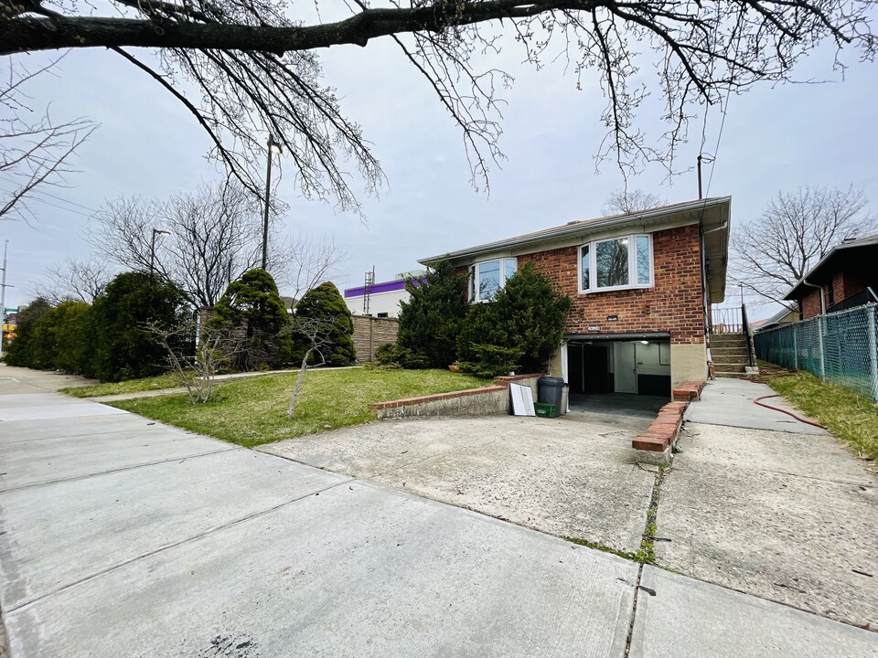 43-11 172nd Street in Flushing, NY - Foto de edificio