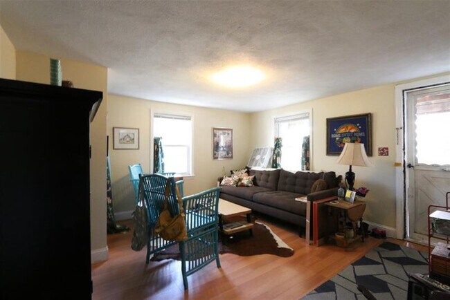 126 Pine St, Unit 2 in Cambridge, MA - Foto de edificio - Building Photo