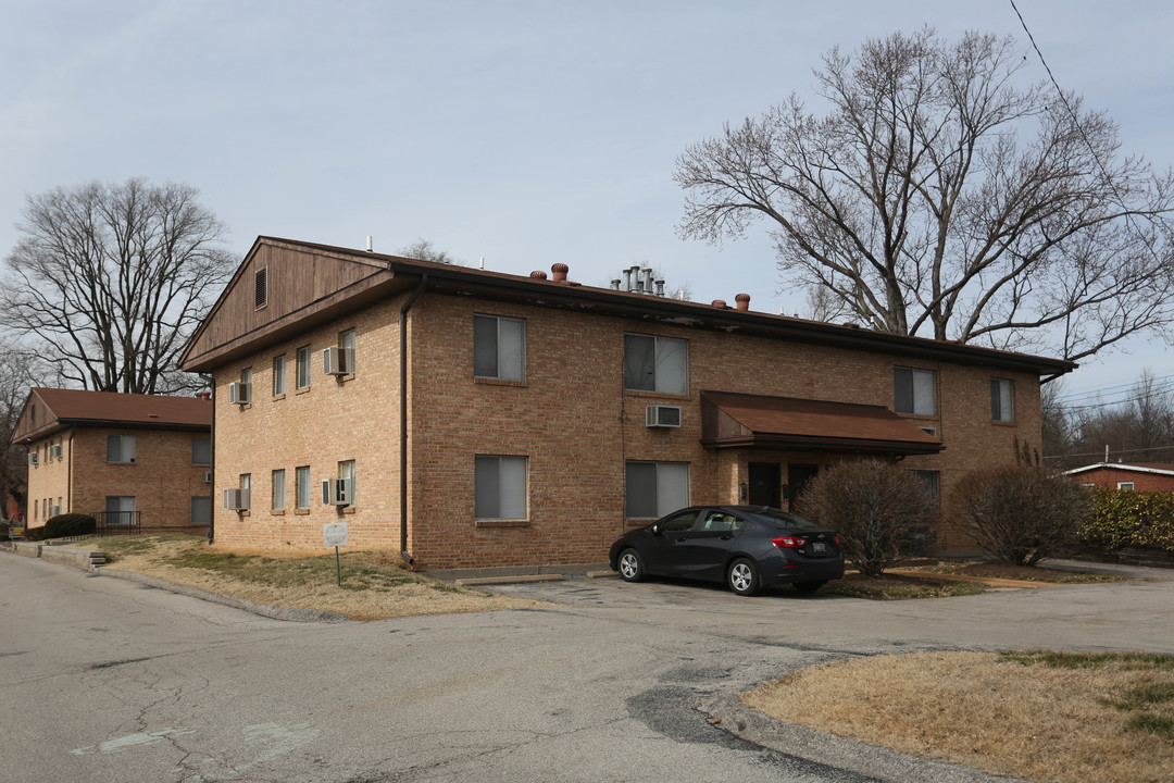 Hafner Court Apartments in University City, MO - Building Photo