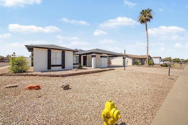 property at 935 W Santa Cruz Dr