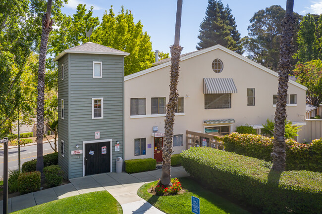 Village View Apartments in Vallejo, CA - Foto de edificio - Building Photo