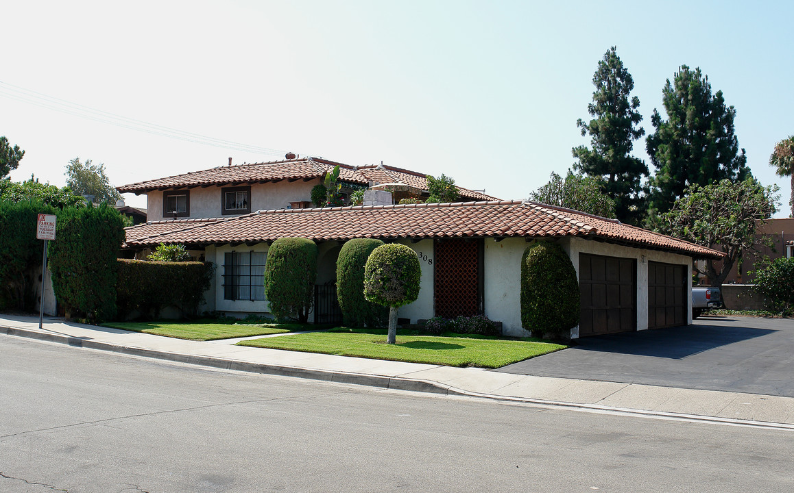 308 W Kelly Ave in Orange, CA - Building Photo