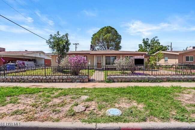 5736 Sun Valley Dr in El Paso, TX - Building Photo - Building Photo