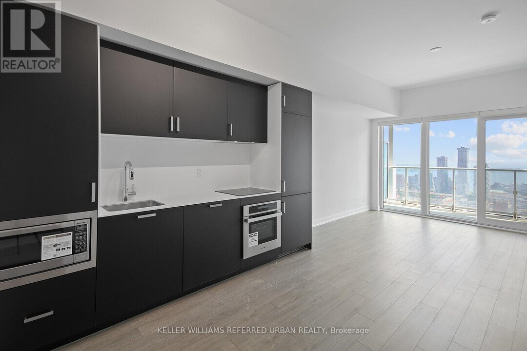 88 Queen St E in Toronto, ON - Building Photo