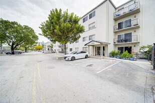 5501 NW 7th St in Miami, FL - Building Photo