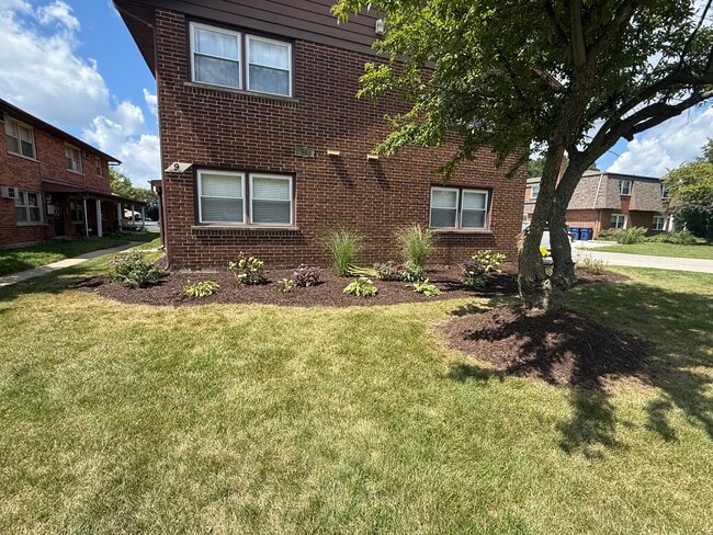 9 N Whispering Hills Dr, Unit Apt D