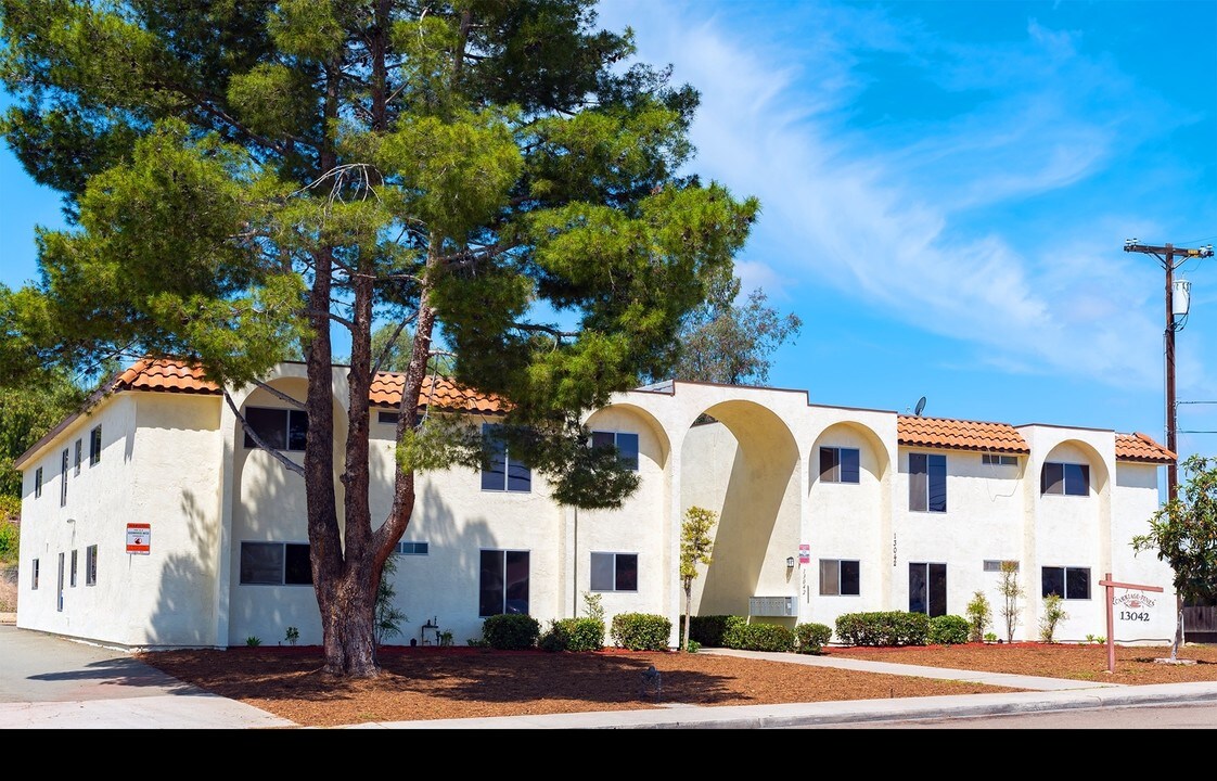 RH Carriage Pines in Poway, CA - Foto de edificio