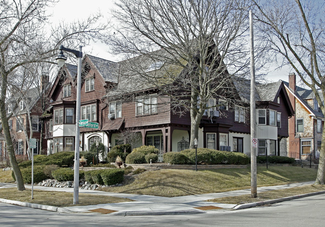 Bradford Terrace in Milwaukee, WI - Building Photo - Building Photo