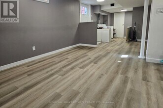 213 Glen Hill Dr in Whitby, ON - Building Photo - Building Photo