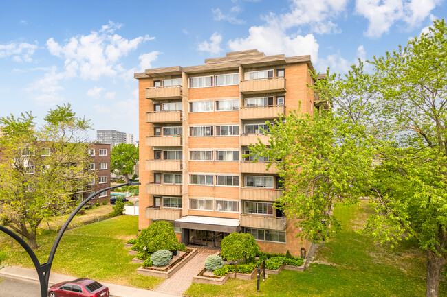 Renaissance in Montréal, QC - Building Photo - Building Photo