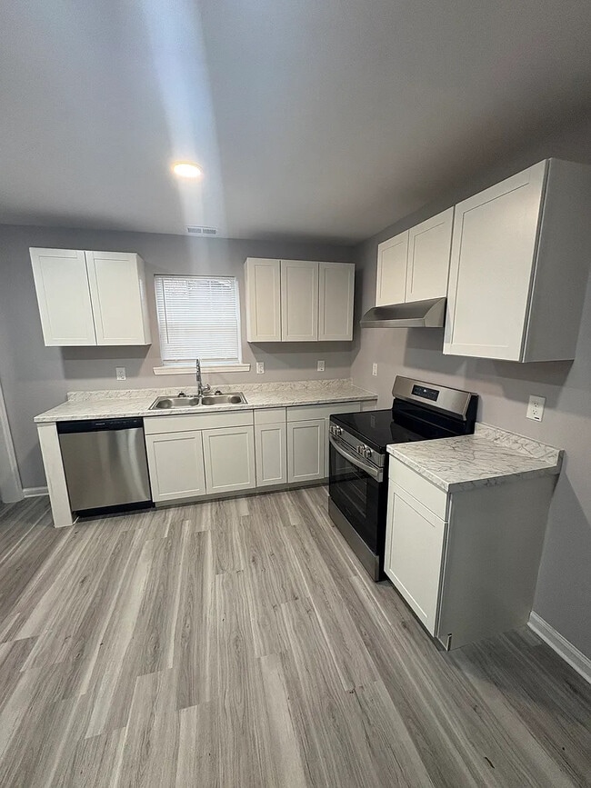 Room in House on Pinedale Cir NW