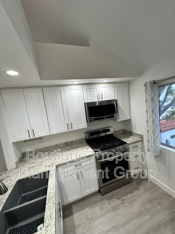 34 Dianthus in Rancho Santa Margarita, CA - Foto de edificio - Building Photo