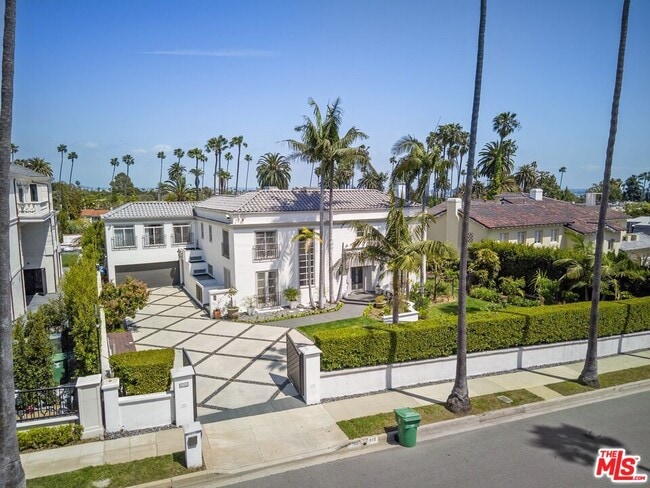 910 N Crescent Dr in Beverly Hills, CA - Building Photo - Building Photo