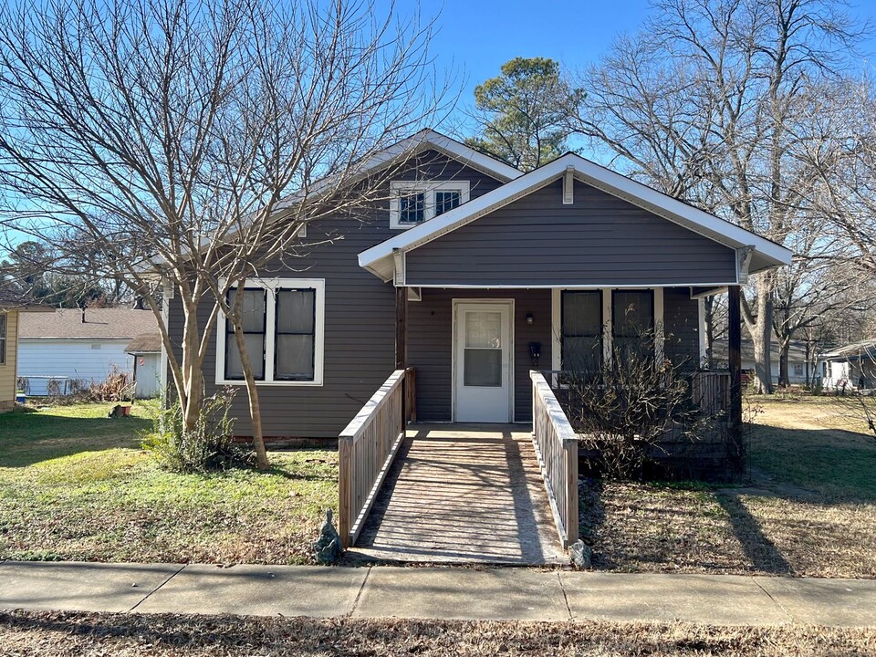 709 Nisbett St in Jonesboro, AR - Building Photo