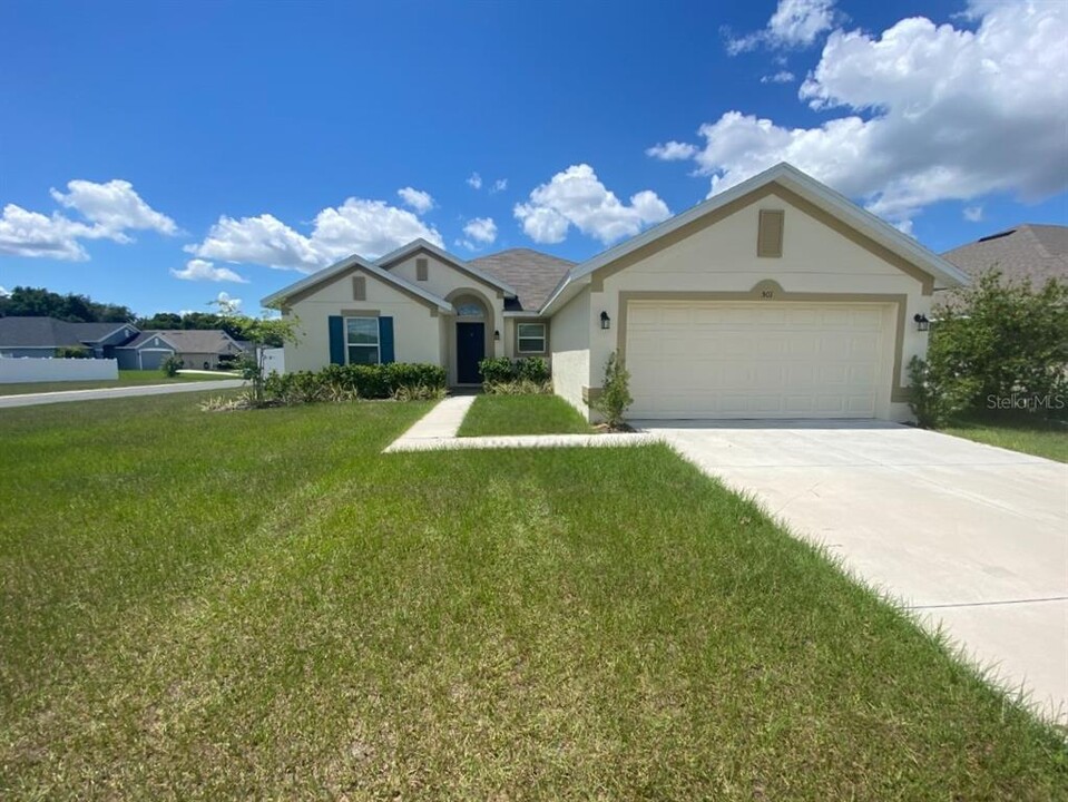 501 W Leah Ct in Fruitland Park, FL - Building Photo