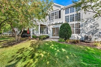 827 Riding Ln in St. Charles, IL - Building Photo - Building Photo