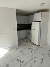 681 W 81st St, Unit AW0M6 in Hialeah, FL - Building Photo - Building Photo