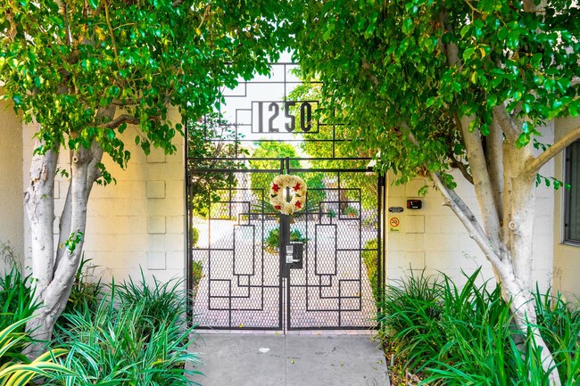 1250 S Orange Grove Blvd in Pasadena, CA - Building Photo - Building Photo