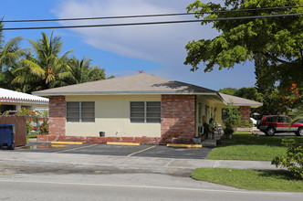 824-832 NE 16th St in Fort Lauderdale, FL - Building Photo - Building Photo