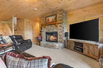 121 Pontoosuc Dr in Mineral Bluff, GA - Building Photo - Building Photo