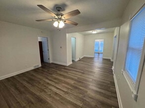 3528 Rollins Ave in Des Moines, IA - Building Photo - Building Photo