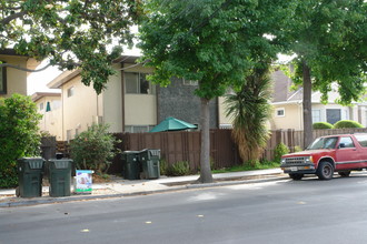 710 N Claremont St in San Mateo, CA - Building Photo - Building Photo