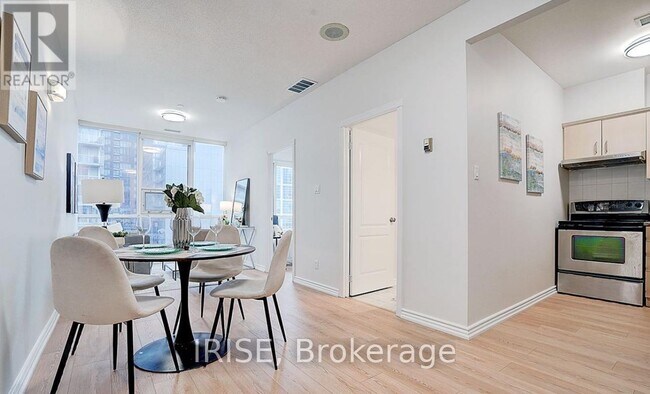 393-393 King St W in Toronto, ON - Building Photo - Building Photo