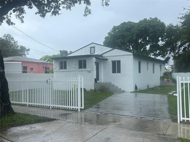 711 NW 55th St-Unit -1 in Miami, FL - Foto de edificio - Building Photo