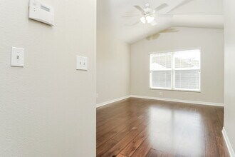 7862 Bristol Park Dr in Apollo Beach, FL - Building Photo - Building Photo