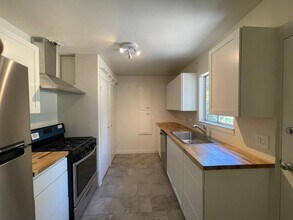 705 W Roseburg Ave in Modesto, CA - Building Photo - Building Photo
