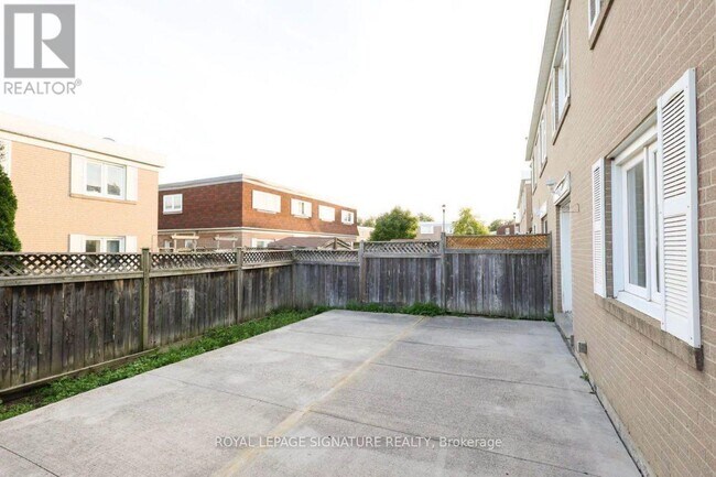 120 Town House Crescent in Brampton, ON - Building Photo - Building Photo