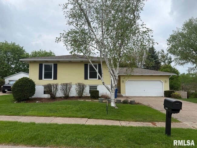 3840 Wakonda Dr in Bettendorf, IA - Building Photo - Building Photo