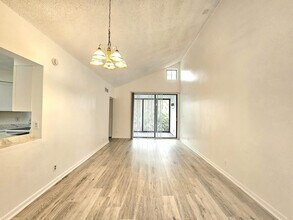 213 Lake Pointe Dr in Oakland Park, FL - Building Photo - Building Photo