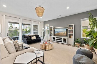 70 Ray in Irvine, CA - Foto de edificio - Building Photo