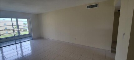 8285 Sunrise Lakes Blvd in Sunrise, FL - Foto de edificio - Building Photo
