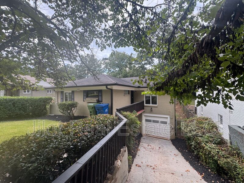 466 Clifton Rd NE in Atlanta, GA - Building Photo