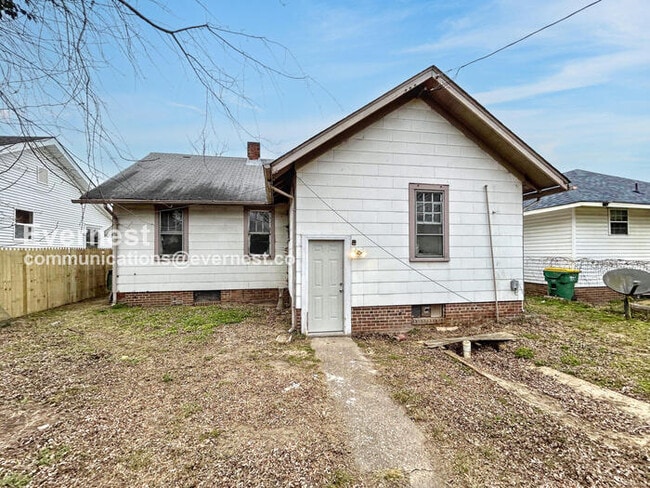 802 E Broadway in Hopewell, VA - Foto de edificio - Building Photo