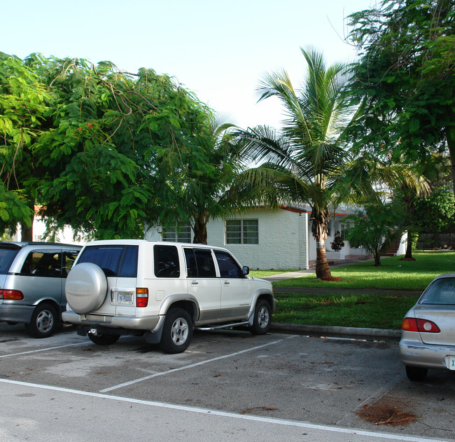 1985 NE 172nd St in Miami, FL - Foto de edificio - Building Photo