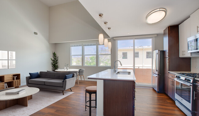 Lincoln Place in Venice, CA - Foto de edificio - Building Photo