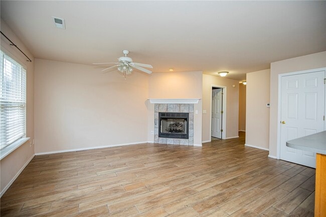 property at 903 W Peachtree Dr