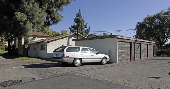 321-325 Sinclair Ave in Upland, CA - Building Photo - Building Photo