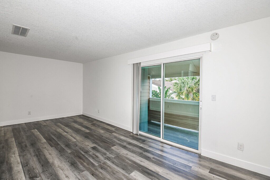 Woodlake Villas Apartments in Orlando, FL