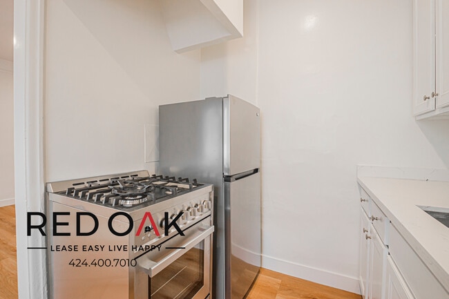 1818 Whitley Ave, Unit 204 in Los Angeles, CA - Building Photo - Building Photo