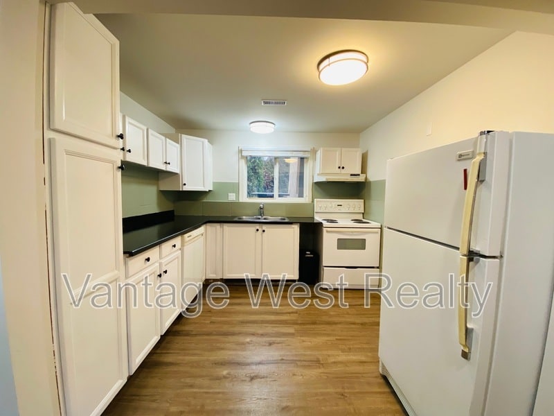 1250 Bothe Rd in Kelowna, BC - Building Photo