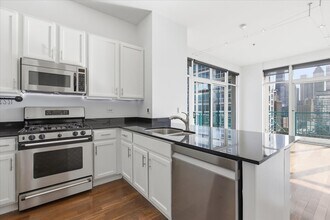 340 W Superior St in Chicago, IL - Building Photo - Building Photo