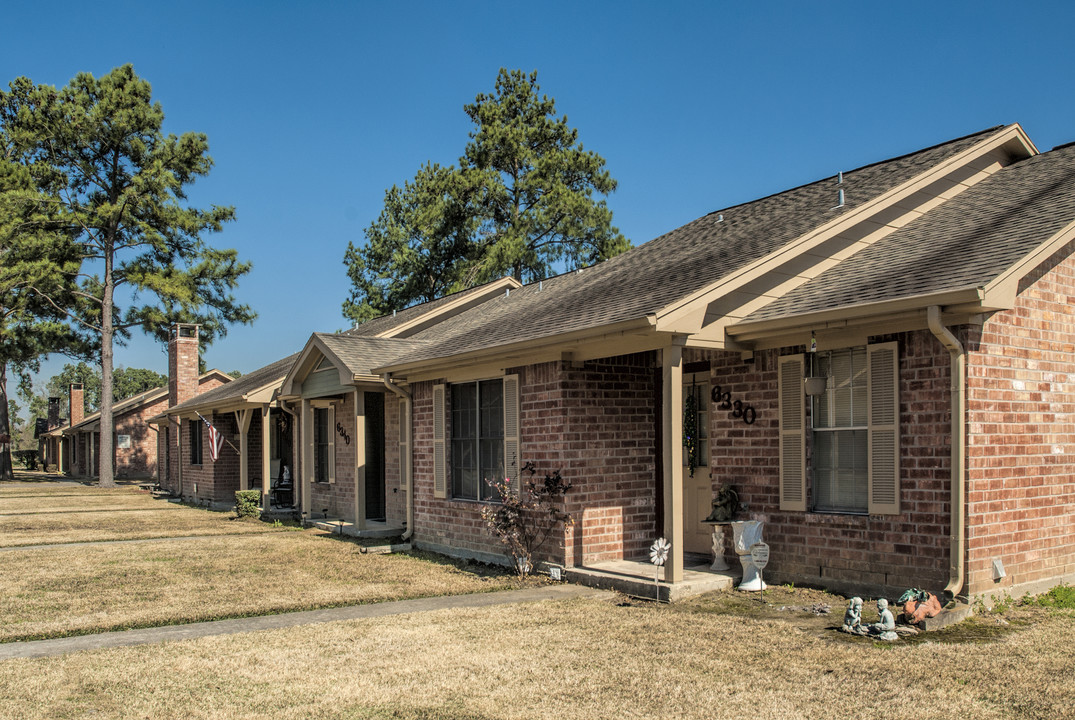 Woodland Park Townhomes in Beaumont, TX - Building Photo