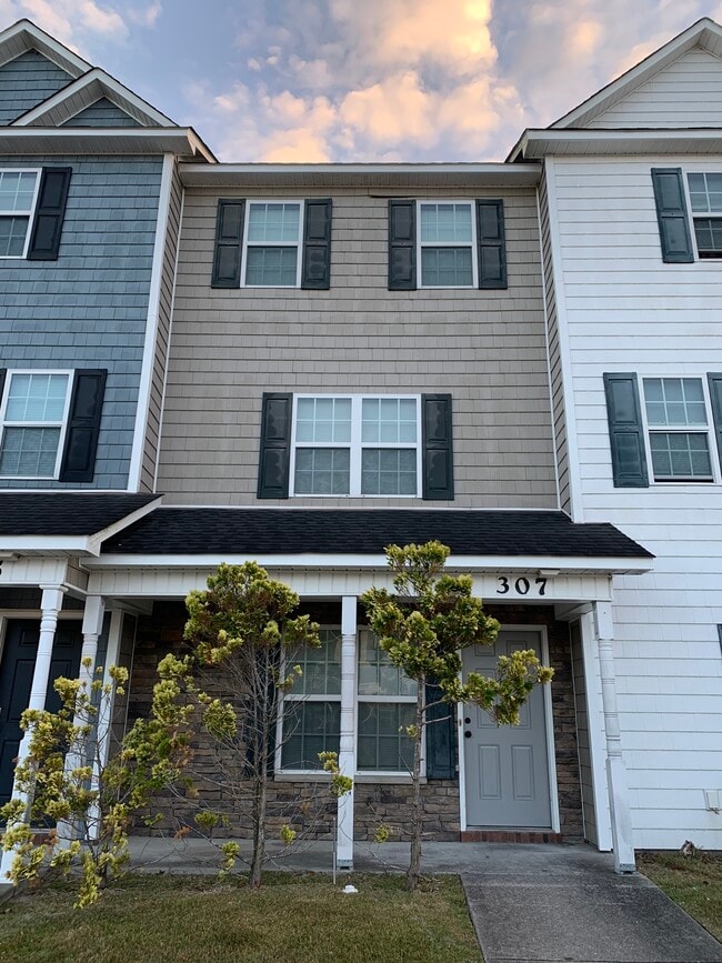 307 Caldwell Loop in Jacksonville, NC - Foto de edificio - Building Photo